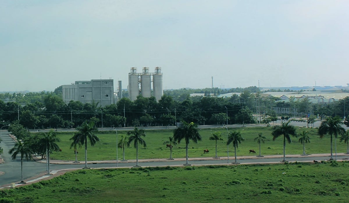 Folkkommittén i Dong Nai-provinsen har begärt att relevanta departement, myndigheter och kommuner snarast utbetalar offentliga investeringsmedel för 2025. Foto: Tuong Tu. UBND tỉnh Đồng Nai yêu cầu các sở, ban, ngành và các địa phương liên quan khẩn trương giải ngân vốn đầu tư công năm 2025. Ảnh: Tường Tú.