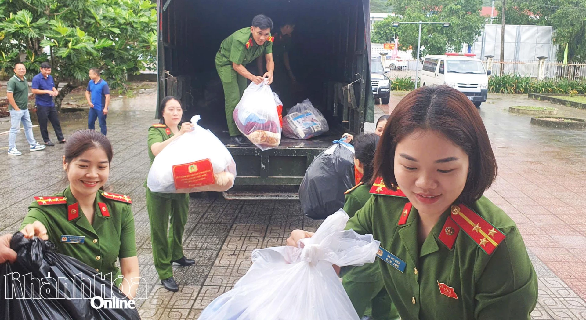 Officerare och soldater från polisavdelningen med ansvar för fängelser, obligatoriska utbildningsanläggningar och reformskolor transporterade viktiga förnödenheter till Dien Lam kommuns partikommitté för utdelning till folket.