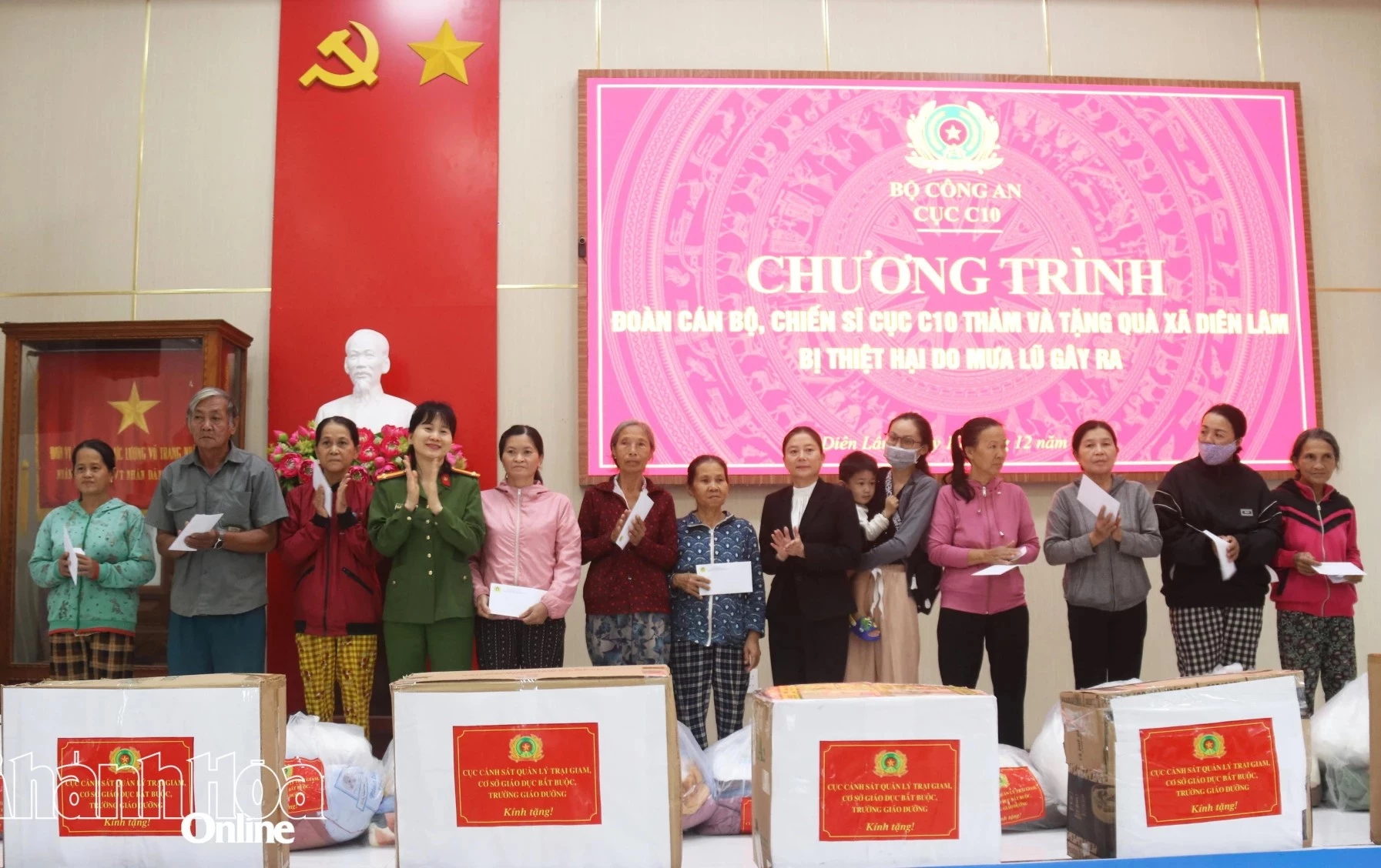 Representanter från C10-avdelningen vid ministeriet för offentlig säkerhet och ledare för Dien Lam kommun överlämnade gåvor till lokalbefolkningen.