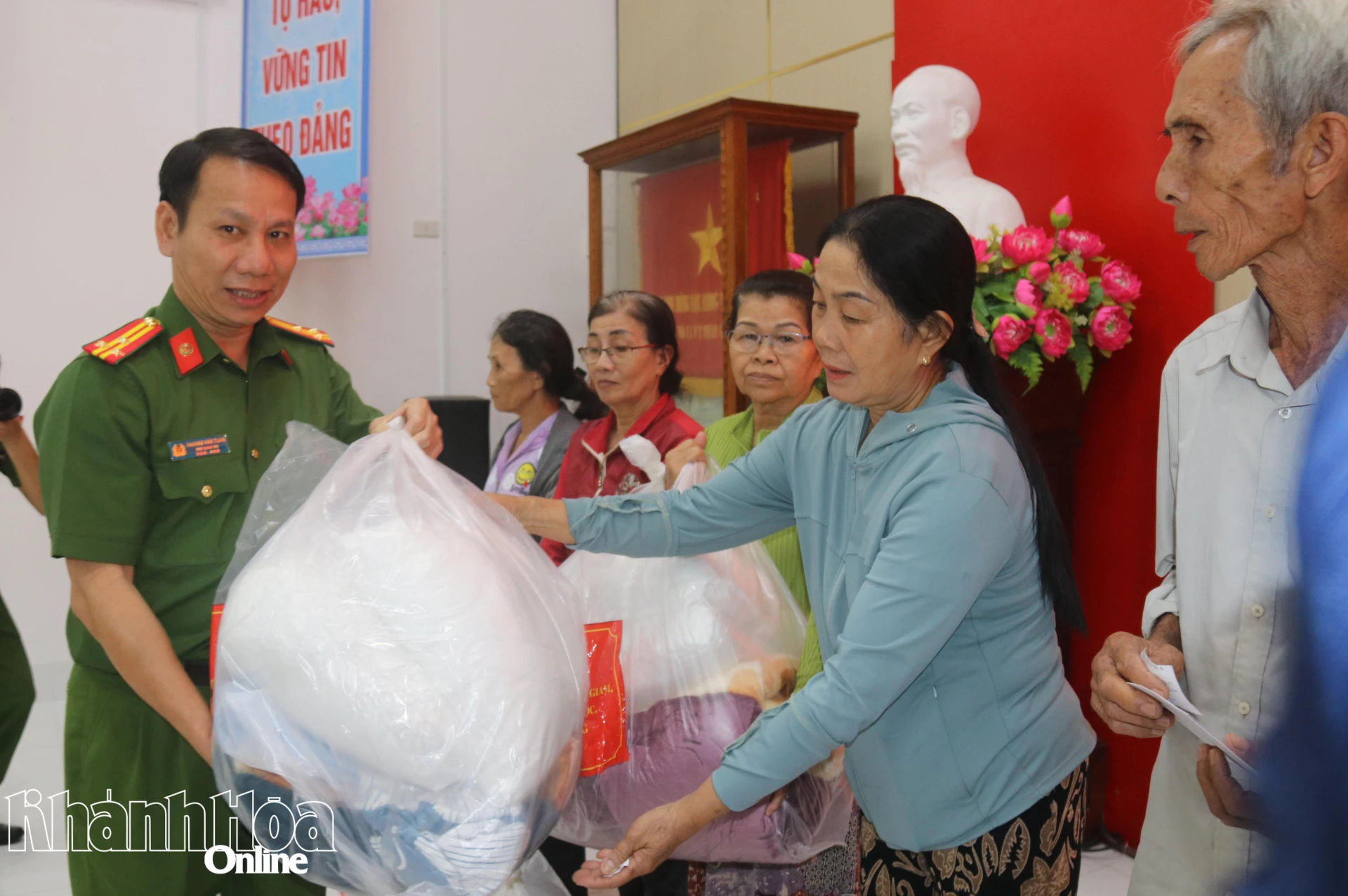 Representanter från ledningen för A2-fängelset överlämnade gåvor till de lokala invånarna.