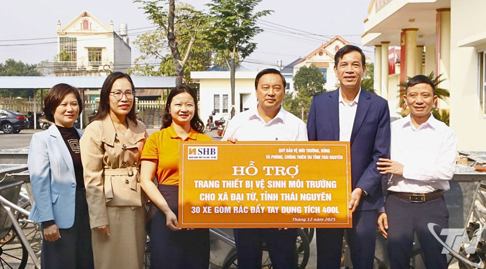 Representatives from the Provincial Forest Environment Protection and Disaster Prevention Fund, in coordination with SHB Thai Nguyen Branch, donated 30 garbage collection vehicles to Dai Tu commune.