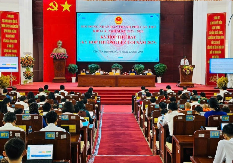 Perutusan Pengerusi Jawatankuasa Rakyat Kota Can Tho pada mesyuarat akhir tahun: Tindakan tegas untuk mencapai kejayaan - Foto 2. Thông điệp từ Chủ tịch UBND TP. Cần Thơ tại Kỳ họp cuối năm: Quyết liệt hành động để bứt phá- Ảnh 2.