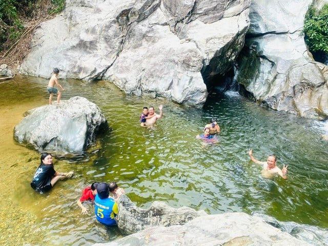 បច្ចេកវិជ្ជា “ចាប់រលក” ដើម្បីដាស់វិស័យទេសចរណ៍នៅតំបន់ភ្នំ Son Lam - រូបថត ២. “Bắt sóng” công nghệ để đánh thức du lịch vùng cao Sơn Lâm- Ảnh 2.