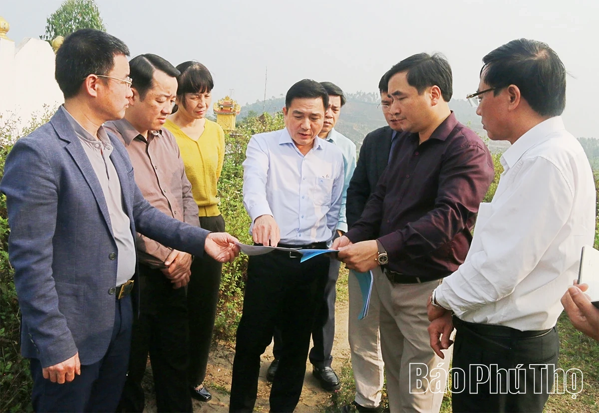 អនុប្រធានគណៈកម្មាធិការប្រជាជនខេត្ត លោក Vu Viet Van ពិនិត្យគម្រោងមួយចំនួនក្នុងខេត្ត។