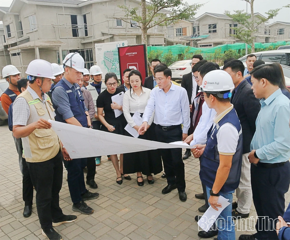 អនុប្រធានគណៈកម្មាធិការប្រជាជនខេត្ត លោក Vu Viet Van ពិនិត្យគម្រោងមួយចំនួនក្នុងខេត្ត។