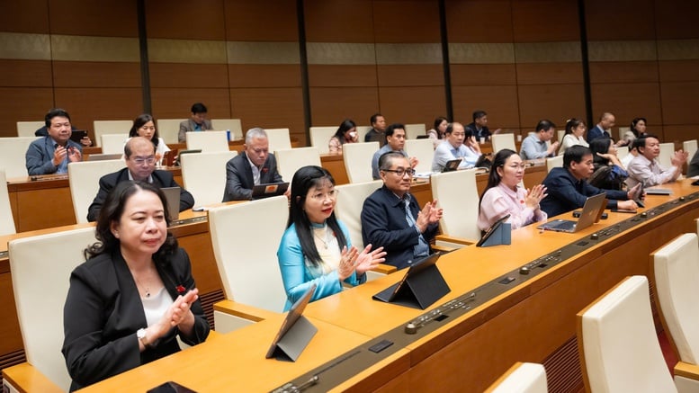 Жесткие реформы в налоговом администрировании, отказ от предложения повысить зарплаты налоговых чиновников на 100% - Изображение 1. Cải cách mạnh mẽ quản lý thuế, bỏ đề xuất tăng thêm 100% lương cho cán bộ thuế- Ảnh 1.