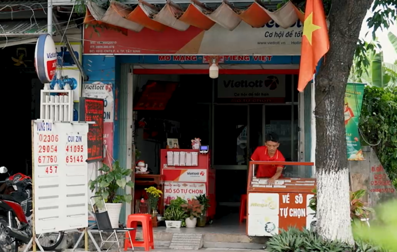 Eier av telefonverksted blir Vietlott-loddselger - Bilde 1. Chủ tiệm sửa điện thoại thành người bán vé số Vietlott- Ảnh 1.