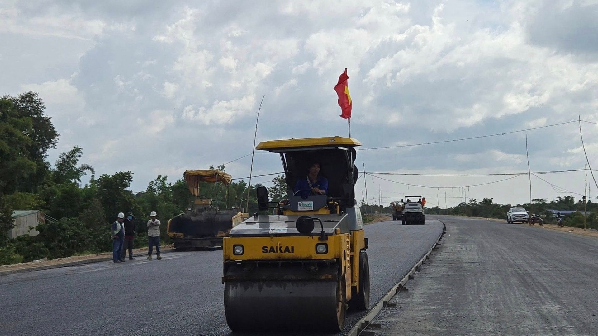 Det forventes at hele den 48 km lange strekningen av komponentprosjekt 3 av motorveiprosjektet Khanh Hoa-Buon Ma Thuot vil være åpen for teknisk trafikk innen 19. desember 2025, mens omtrent 21 km vil bli inspisert, ferdigstilt og satt i drift. img-139-4079.jpg