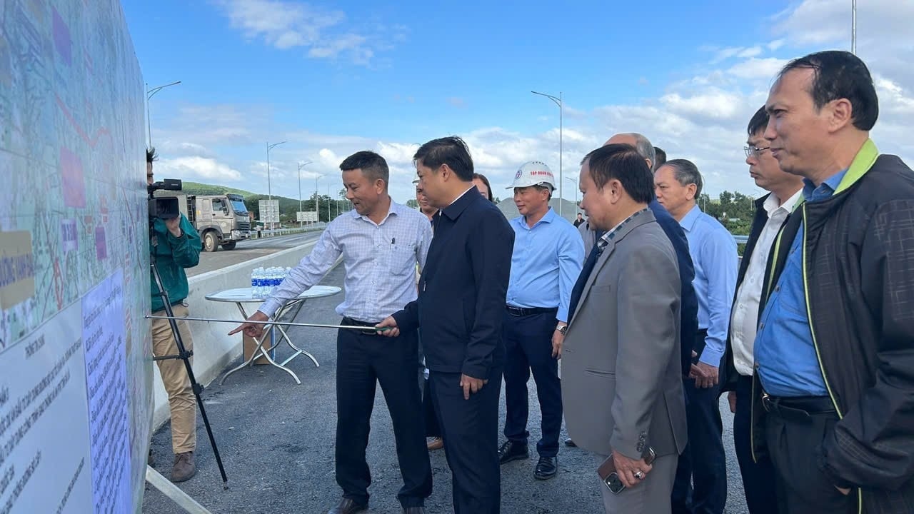 Sekretær for Dak Lak provinsielle partikomité, Luong Nguyen Minh Triet, inspiserte fremdriften til delprosjekt 3 av Khanh Hoa-Buon Ma Thuot-motorveiprosjektet. img-223-4787.jpg