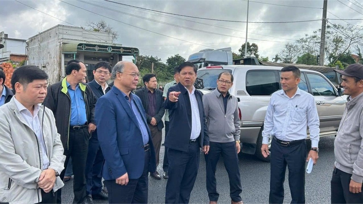 Sekretæren for Dak Lak provinsielle partikomité, Luong Nguyen Minh Triet, og den provinsielle delegasjonen inspiserte fremdriften i byggeprosjektet for Ho Chi Minh-veien, spesielt den østlige omkjøringsveien rundt byen Buon Ma Thuot. img-224-939-5864.jpg