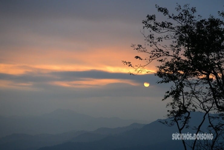 Щойно сонце починає сходити, воно заливає море хмар і величні гірські хребти Ба Бе рожевим відтінком.