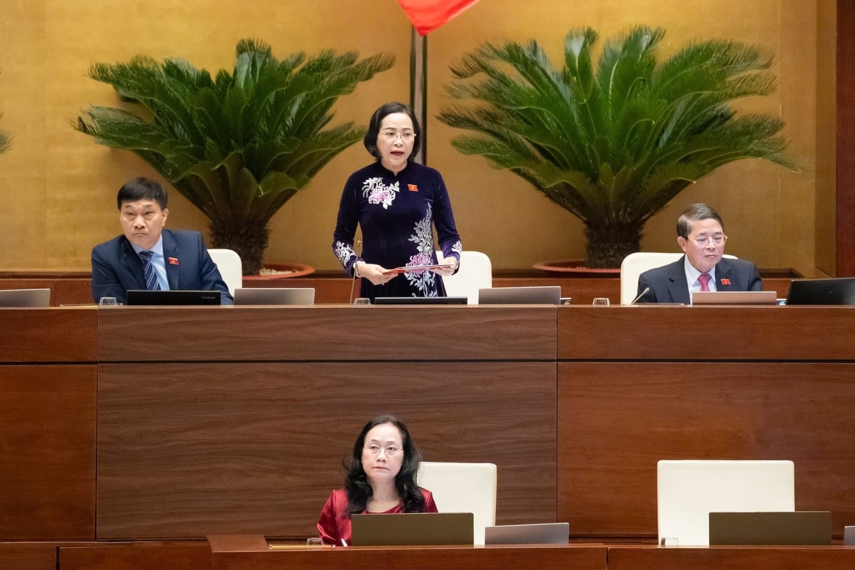 Vicepreședinta Adunării Naționale, Nguyen Thi Thanh, prezidează sesiunea. Foto: Quochoi.vn Phó Chủ tịch Quốc hội Nguyễn Thị Thanh điều hành Phiên họp. Ảnh: Quochoi.vn