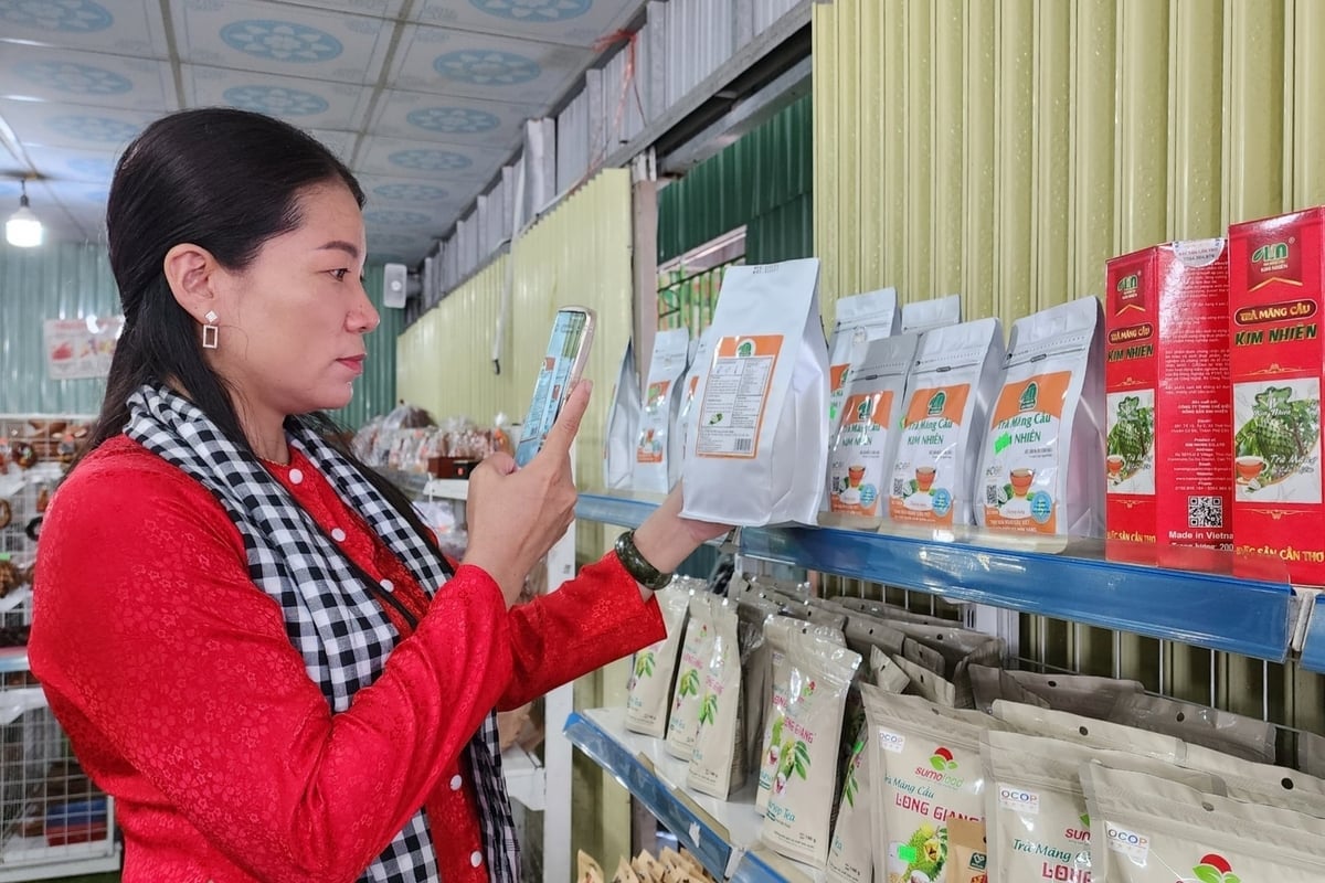 Soursop-teprodukter från Thoi Hung-kommunen är populära bland konsumenter på e-handelsplattformar. Foto: Kim Anh. Sản phẩm trà mãng cầu của xã Thới Hưng được người tiêu dùng ưa chuộng trên các sàn thương mại điện tử. Ảnh: Kim Anh.