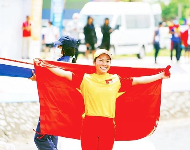 Bak Vietnams første gullmedalje i SEA Games 33: Da de to Hương-søstrene slo seg sammen - Bilde 2. Phía sau tấm HCV đầu tiên của Việt Nam tại SEA Games 33: Khi hai nàng Hương ‘song kiếm hợp bích’- Ảnh 2.