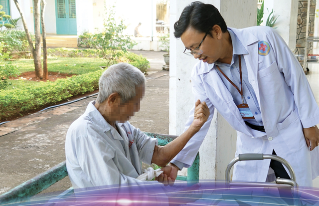 ນະຄອນໂຮ່ຈີມິນເລັ່ງສະໜອງສະບຽງອາຫານໃຫ້ແກ່ຜູ້ເປັນພະຍາດຂີ້ທູດ, ເອດ, ແລະຄົນເຈັບຈິດໃຈ - ຮູບ 1. TPHCM khẩn trương hỗ trợ tiền ăn cho bệnh nhân phong, HIV, tâm thần- Ảnh 1.