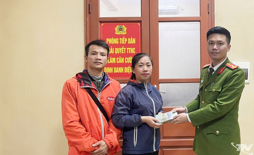 Chị Hoàng Thị Tấm giao toàn bộ 150 triệu đồng cho Công an phường Tích Lương để trả lại cho người chuyển nhầm.