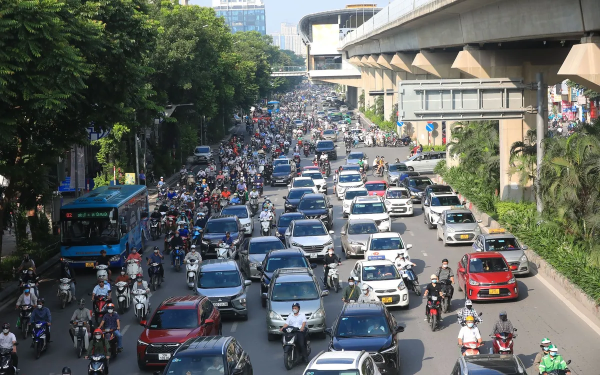 Hanoi interzice vehiculele pe benzină în anumite zone și în anumite ore: „Nu vom sacrifica mediul înconjurător de dragul bunăstării publice”. Hà Nội cấm xe xăng theo khu vực và khung giờ: “Không đánh đổi an sinh lấy môi trường”
