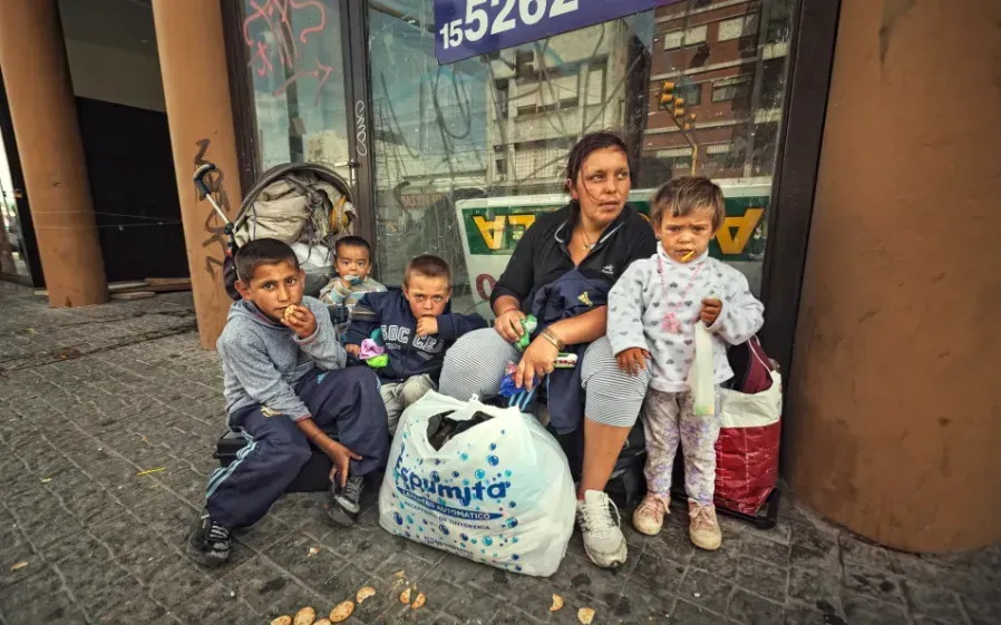 Klyftan mellan rika och fattiga ökar. Hố sâu giàu nghèo ngày càng nới rộng