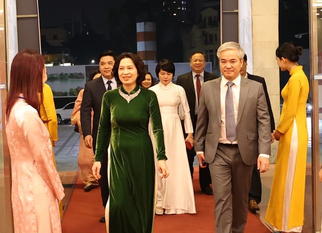 Zahlreiche Delegierte nahmen an der Abschlusszeremonie und der Preisverleihung für den „Journalismuspreis für HIV/AIDS-Prävention und -Bekämpfung“ teil – Foto 1. Đông đảo đại biểu dự Lễ tổng kết và trao giải 'Giải Báo chí phòng, chống HIV/AIDS'- Ảnh 1.