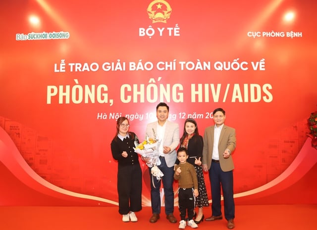 Zahlreiche Delegierte nahmen an der Abschlusszeremonie und der Preisverleihung für den „Journalismuspreis für HIV/AIDS-Prävention und -Bekämpfung“ teil – Foto 2. Đông đảo đại biểu dự Lễ tổng kết và trao giải 'Giải Báo chí phòng, chống HIV/AIDS'- Ảnh 2.