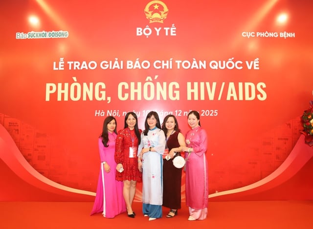 Zahlreiche Delegierte nahmen an der Abschlusszeremonie und der Preisverleihung für den „Journalismuspreis für HIV/AIDS-Prävention und -Bekämpfung“ teil – Foto 3. Đông đảo đại biểu dự Lễ tổng kết và trao giải 'Giải Báo chí phòng, chống HIV/AIDS'- Ảnh 3.