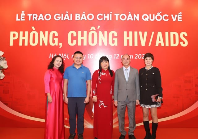 Zahlreiche Delegierte nahmen an der Abschlusszeremonie und der Preisverleihung für den „Journalismuspreis für HIV/AIDS-Prävention und -Bekämpfung“ teil – Foto 4. Đông đảo đại biểu dự Lễ tổng kết và trao giải 'Giải Báo chí phòng, chống HIV/AIDS'- Ảnh 4.