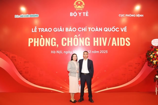 Zahlreiche Delegierte nahmen an der Abschlusszeremonie und der Preisverleihung für den „Journalismuspreis für HIV/AIDS-Prävention und -Bekämpfung“ teil – Foto 5. Đông đảo đại biểu dự Lễ tổng kết và trao giải 'Giải Báo chí phòng, chống HIV/AIDS'- Ảnh 5.