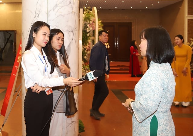 Zahlreiche Delegierte nahmen an der Abschlusszeremonie und der Preisverleihung für den „Journalismuspreis für HIV/AIDS-Prävention und -Bekämpfung“ teil – Foto 6. Đông đảo đại biểu dự Lễ tổng kết và trao giải 'Giải Báo chí phòng, chống HIV/AIDS'- Ảnh 6.