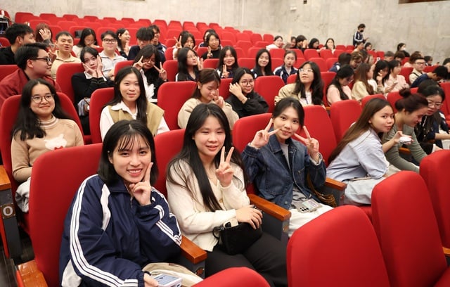 Zahlreiche Delegierte nahmen an der Abschlusszeremonie und der Preisverleihung für den „Journalismuspreis für HIV/AIDS-Prävention und -Bekämpfung“ teil – Foto 7. Đông đảo đại biểu dự Lễ tổng kết và trao giải 'Giải Báo chí phòng, chống HIV/AIDS'- Ảnh 7.