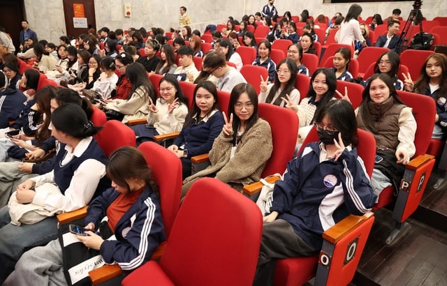 Zahlreiche Delegierte nahmen an der Abschlusszeremonie und der Preisverleihung für den „Journalismuspreis für HIV/AIDS-Prävention und -Bekämpfung“ teil – Foto 8. Đông đảo đại biểu dự Lễ tổng kết và trao giải 'Giải Báo chí phòng, chống HIV/AIDS'- Ảnh 8.