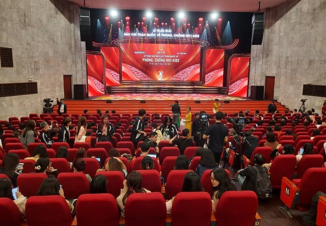 Zahlreiche Delegierte nahmen an der Abschlusszeremonie und der Preisverleihung für den „Journalismuspreis für HIV/AIDS-Prävention und -Bekämpfung“ teil – Foto 9. Đông đảo đại biểu dự Lễ tổng kết và trao giải 'Giải Báo chí phòng, chống HIV/AIDS'- Ảnh 9.