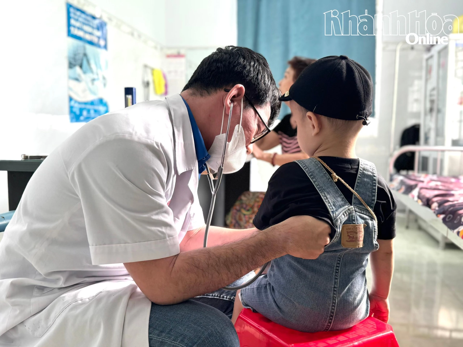 खान्ह होआ जनरल अस्पताल में डॉक्टर बच्चों की जांच कर रहे हैं।