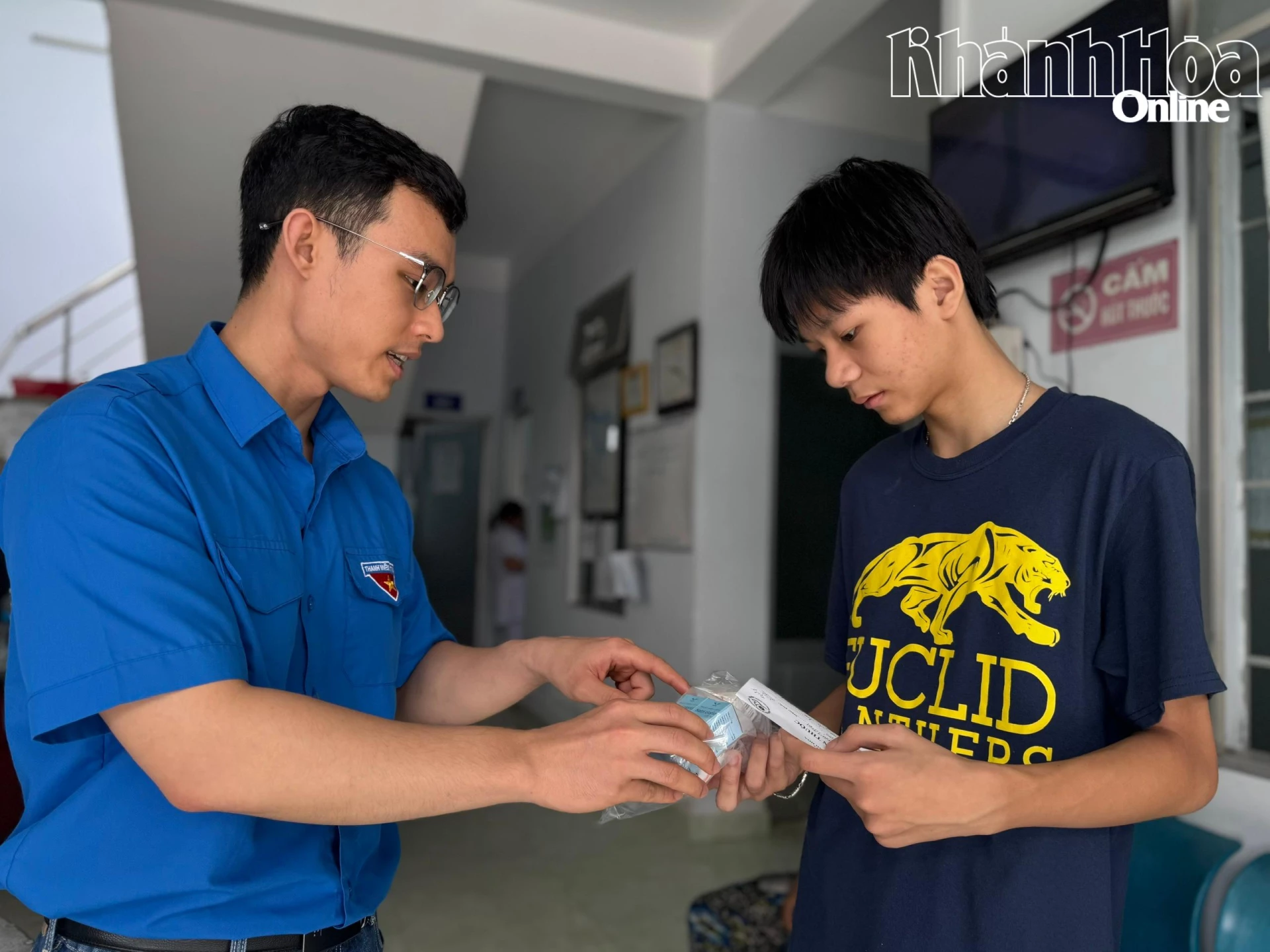 खान्ह होआ जनरल अस्पताल के डॉक्टर लोगों को दवा वितरित करते हैं और उन्हें दवा के उपयोग के तरीके के बारे में निर्देश देते हैं।