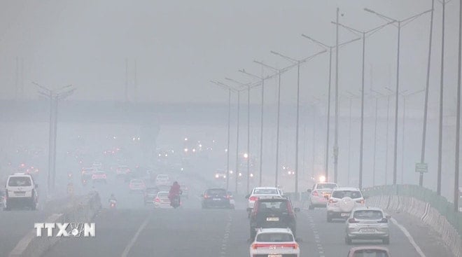 Сильне забруднення повітря в Нью-Делі, Індія. (Фото: ANI/VNA) ttxvn-o-nhiem-khong-khi-gay-hon-200000-ca-benh-ho-hap-trong-3-nam-o-thu-do-an-do-8449635.jpg