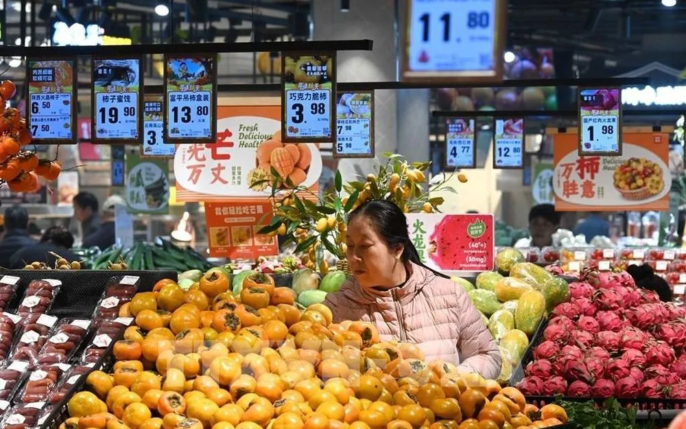 Mensen doen boodschappen in een supermarkt in de provincie Hebei, China. Foto: THX/VNA Người dân mua sắm tại siêu thị ở tỉnh Hà Bắc, Trung Quốc. Ảnh: THX/TTXVN