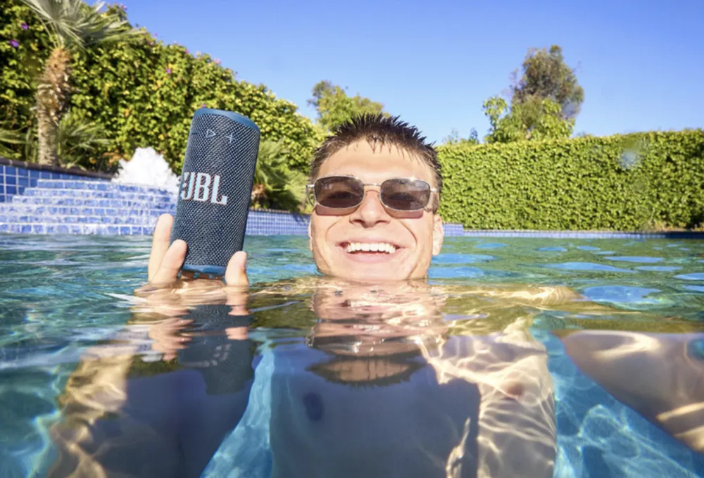 La poignée JBL est extrêmement résistante et étanche...