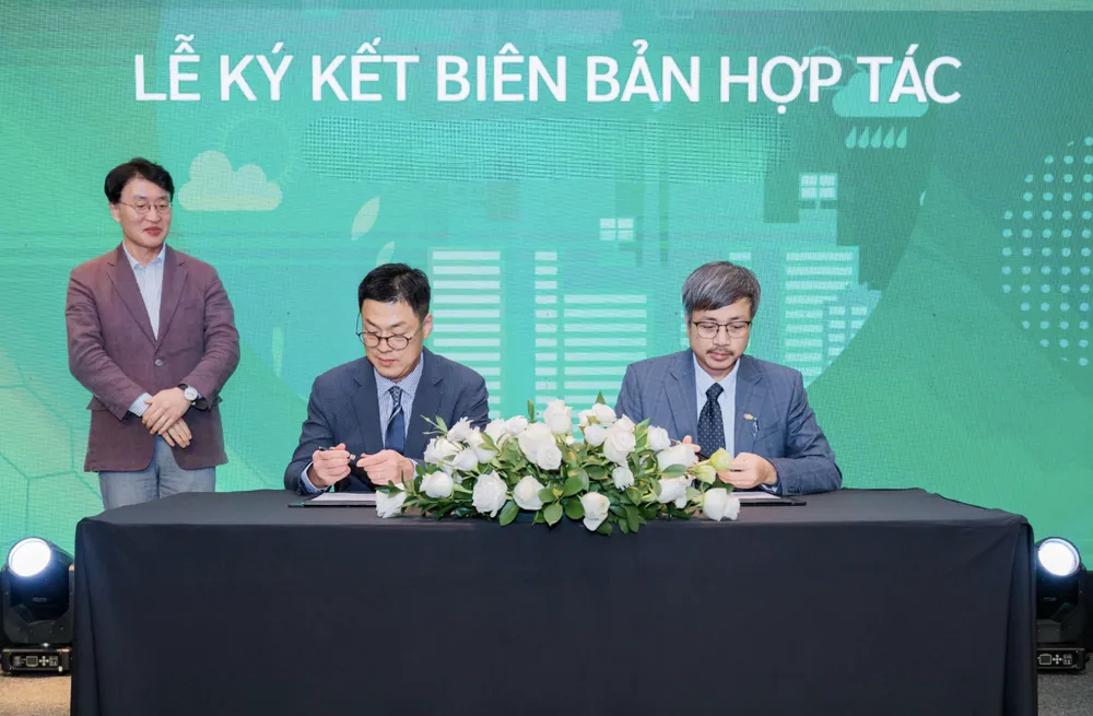 ຜູ້ຕາງຫນ້າຈາກ FPT ແລະ Glassdome ລົງນາມໃນຂໍ້ຕົກລົງຮ່ວມມື.