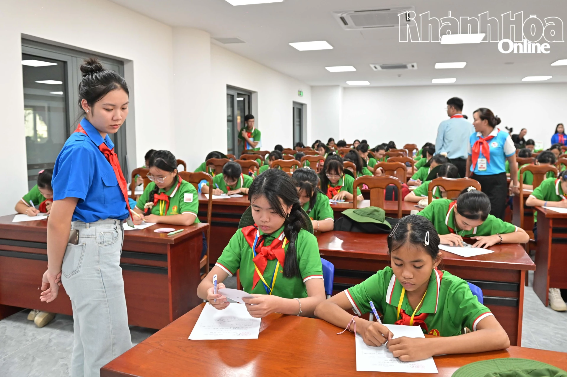 De teamleden streden tegen elkaar om gecodeerde berichten te ontcijferen.