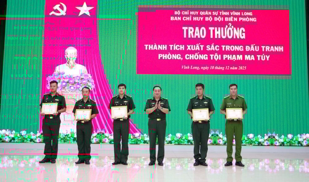 Полковник Май Ван Йен, секретарь партийного комитета и политический комиссар пограничного управления провинции Виньлонг, вручил награды коллективам и отдельным лицам, добившимся выдающихся результатов в борьбе с наркопреступностью в прибрежной зоне.