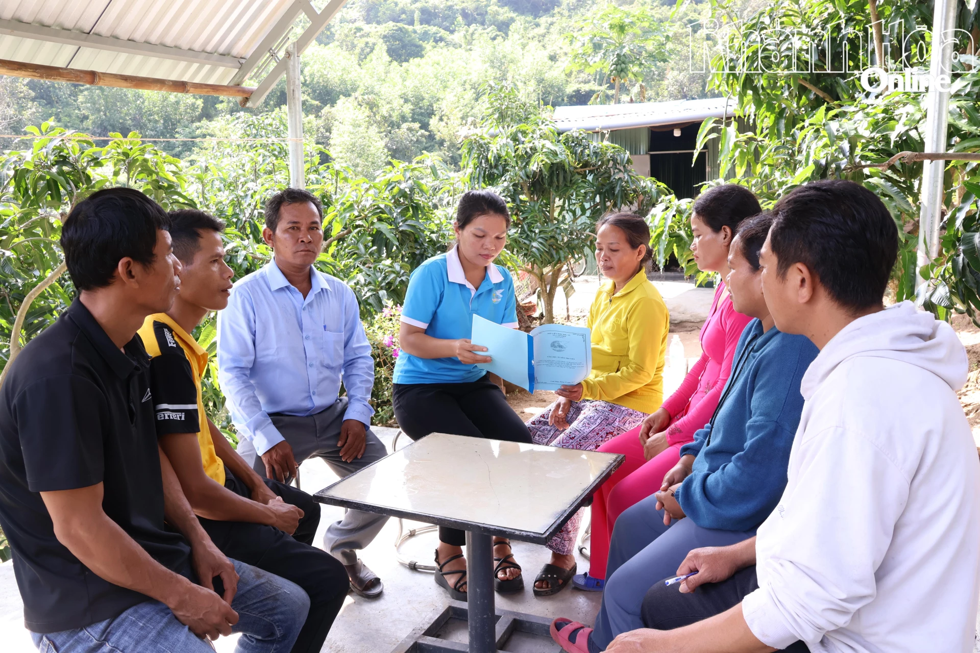 ផ្សព្វផ្សាយព័ត៌មានស្តីពីការទប់ស្កាត់ និងប្រឆាំងការក្លែងបន្លំតាមប្រព័ន្ធផ្សព្វផ្សាយសង្គមដល់សមាជិក និងស្ត្រីនៅក្នុងភូមិ Suoi Coc ។