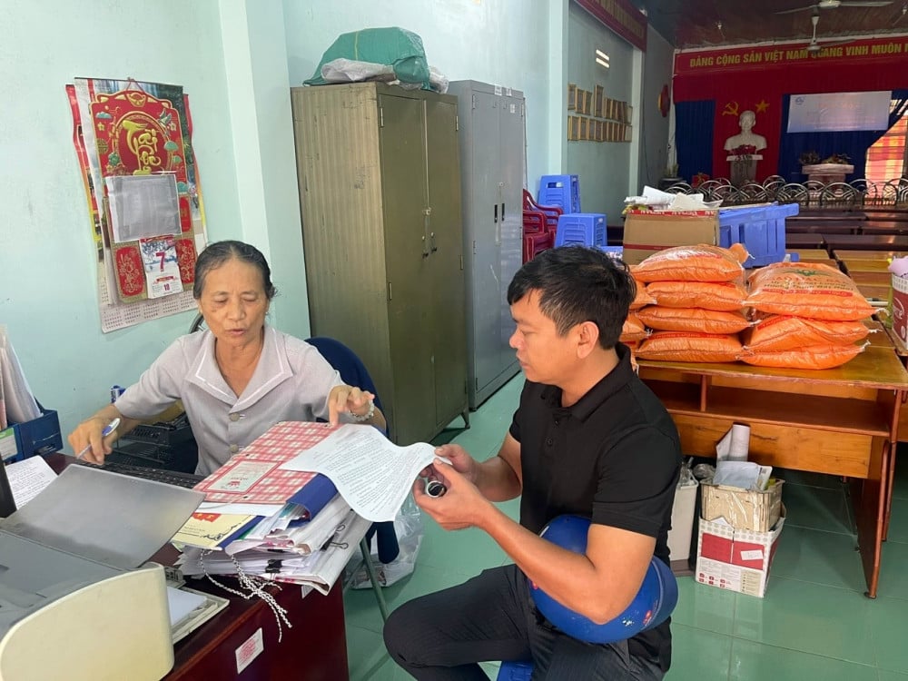 La secretaria de la sección del Partido es ejemplar y dedicada a su trabajo.