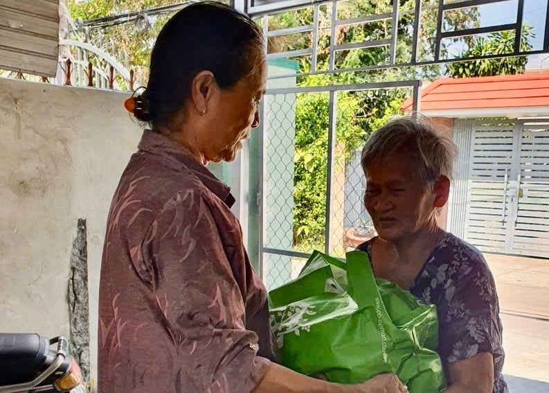 La secretaria de la sección del Partido es ejemplar y dedicada a su trabajo.