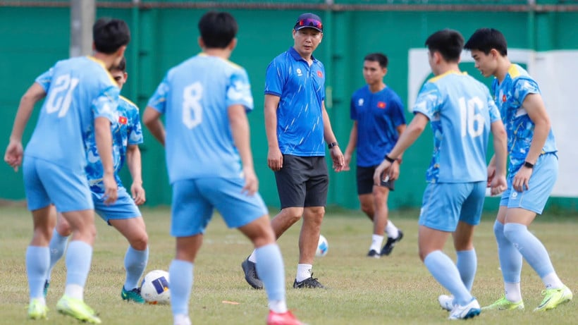 L'entraîneur Kim Sang Sik supervise attentivement les joueurs sur le terrain d'entraînement alors qu'ils se préparent pour le match contre la Malaisie U22. (Photo : VFF)