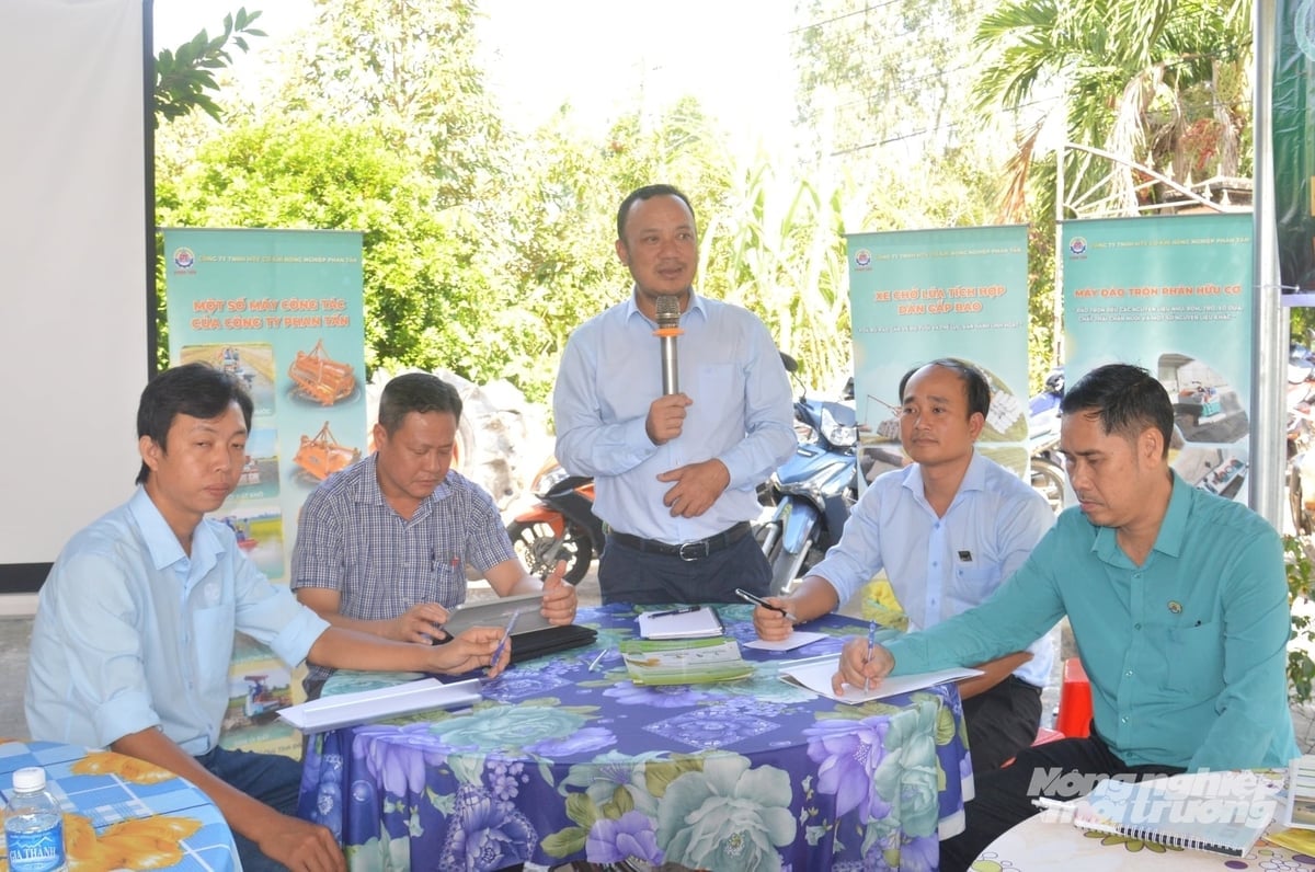Dr. Le Van Dung, biträdande direktör för An Giang Agricultural Extension Center, svarar på böndernas frågor om den tekniska processen för att odla högkvalitativt ris med låga utsläpp. Foto: Trung Chanh. TS Lê Văn Dũng, Phó Giám đốc Trung tâm Khuyến nông An Giang giải đáp các thắc mắc của bà con nông dân về quy trình kỹ thuật canh tác lúa chất lượng cao, phát thải thấp. Ảnh: Trung Chánh.