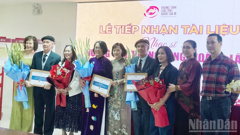 Les musiciens Hoang Long et Hoang Lan, accompagnés de leurs familles, du Dr Le Y Linh et du Dr Tran Viet Hoa, lors de la cérémonie de remise des prix.
