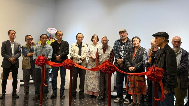 تبادل الفنانون أفكارهم في المعرض المشترك.