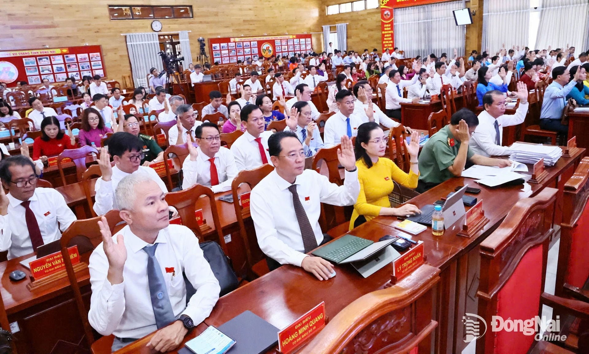 Delegații Consiliului Popular Provincial votează pentru aprobarea rezoluției la cea de-a 8-a sesiune (sfârșitul anului 2025), pe 10 decembrie. Foto: Cong Nghia