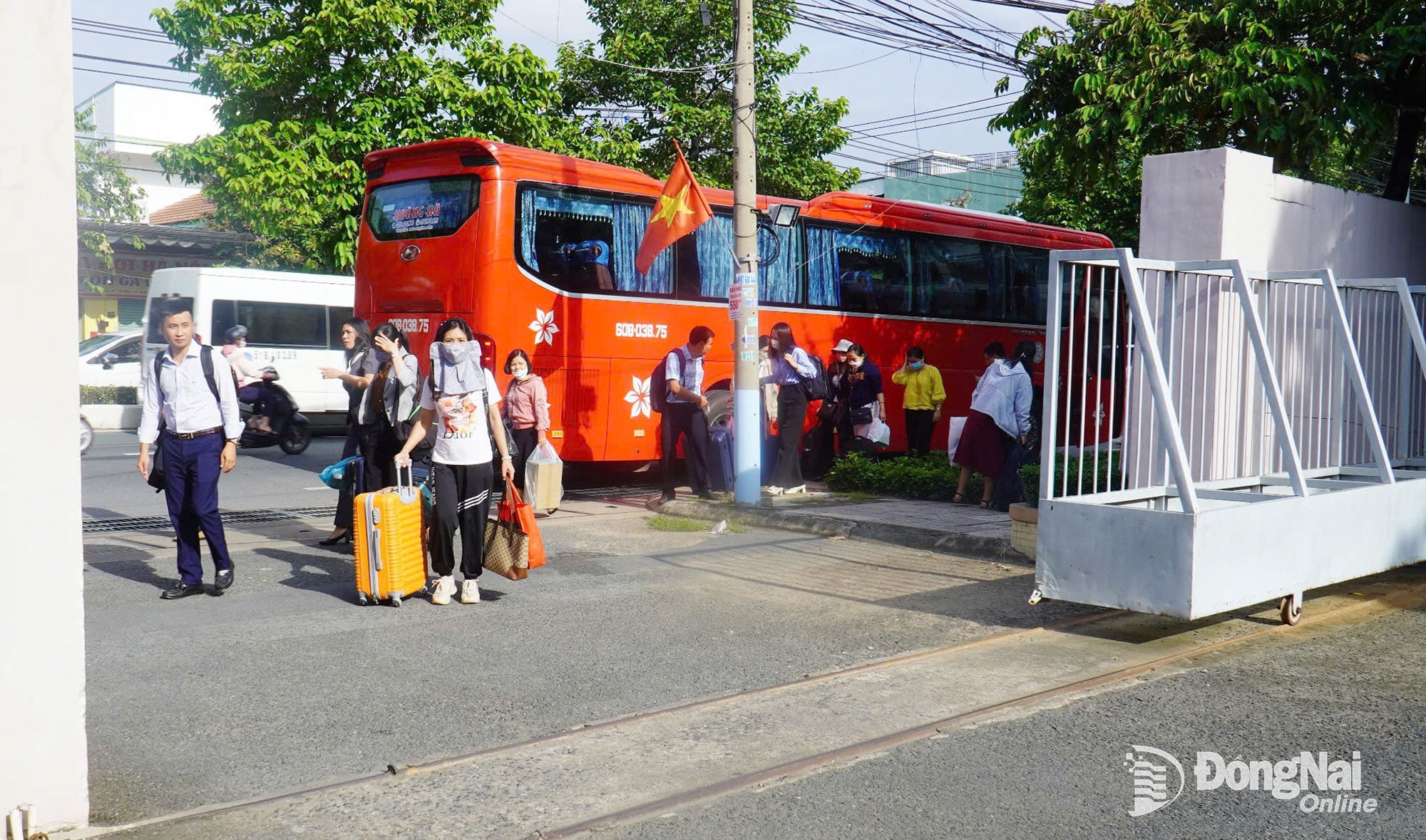 Oficialii, funcționarii publici și angajații din provincia Binh Phuoc (înainte de reorganizare) sunt transferați în provincia Dong Nai pentru muncă. Fotografie: colaborator.