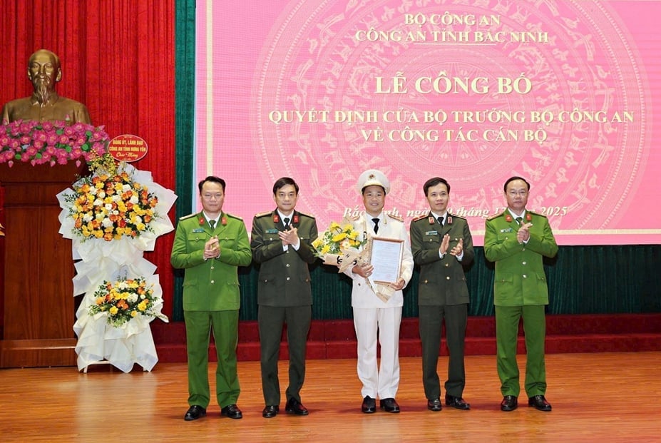 מועצת המנהלים של משטרת מחוז בק נין מברכת את קולונל נגוין קווק וונג, סגן מנהל משטרת מחוז בק נין. צילום: הונג הא. Tập thể Ban Giám đốc Công an tỉnh Bắc Ninh chúc mừng Đại tá Nguyễn Quốc Vương, Phó Giám đốc Công an tỉnh Bắc Ninh. Ảnh: Hồng Hà.
