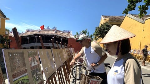 L'exposition présente des livres et des photographies illustrant les échanges culturels entre Hoi An et le Japon.